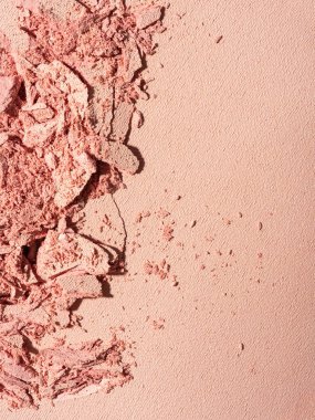 Kırık pembe barutun yakın plan görüntüsü. Güzellik, moda ve makyaj tasarımı için ezilmiş kozmetik doku. Yumuşak tonlu minimalist ve zarif kompozisyon.