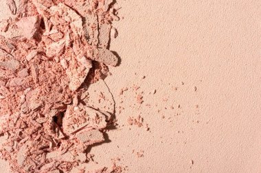 Kırık pembe barutun yakın plan görüntüsü. Güzellik, moda ve makyaj tasarımı için ezilmiş kozmetik doku. Yumuşak tonlu minimalist ve zarif kompozisyon.