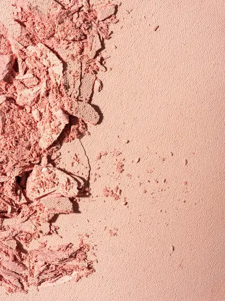 Kırık pembe barutun yakın plan görüntüsü. Güzellik, moda ve makyaj tasarımı için ezilmiş kozmetik doku. Yumuşak tonlu minimalist ve zarif kompozisyon.