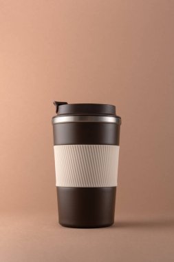 Yeniden kullanılabilir kahve fincanı, doğal gölgeli sıcak bej arka plan modeli. Markalaşma, paketleme, eko tasarım veya reklam için minimalist ürün şablonu. 