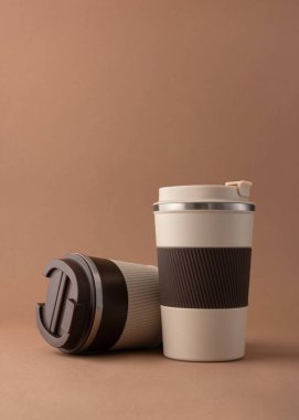 Yeniden kullanılabilir kahve fincanı, doğal gölgeli sıcak bej arka plan modeli. Markalaşma, paketleme, eko tasarım veya reklam için minimalist ürün şablonu. 