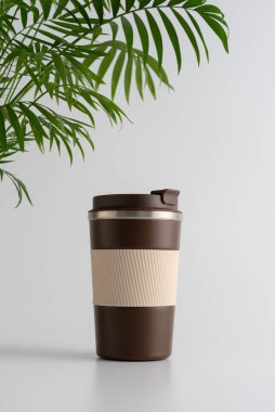 Yeniden kullanılabilir kahve fincanı, beyaz arka planda model. Markalaşma, paketleme, eko tasarım veya reklam için minimalist ürün şablonu. 