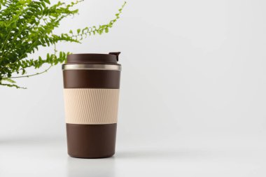 Yeniden kullanılabilir kahve fincanı, beyaz arka planda model. Markalaşma, paketleme, eko tasarım veya reklam için minimalist ürün şablonu. 