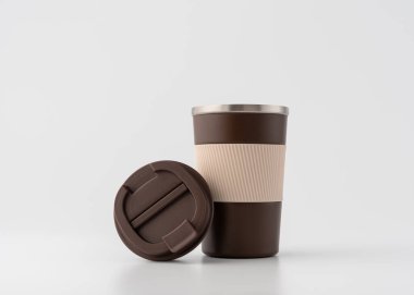 Kahverengi kahve termosu beyaz arka planda. Modern yaşam tarzı görsellerinde çevre dostu markalaşma, ürün tasarımı veya içki takımı reklamı için minimalist yalıtılmış kupa modeli.