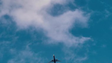 Bir yolcu uçağı bulutların arkasında kayboluyor. Aşağıdan ateş edilmiş..