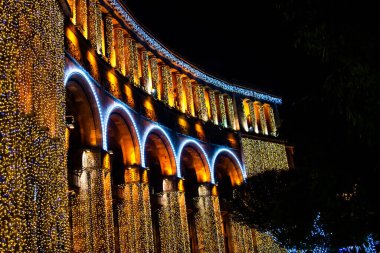 Güzel mimari. Büyük bina kemerleri. Yeni yılda parlayan binalar