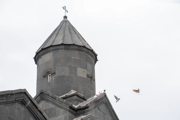 Tauben Sitzen Auf Dem Dach Der Kirche — Stockfoto
