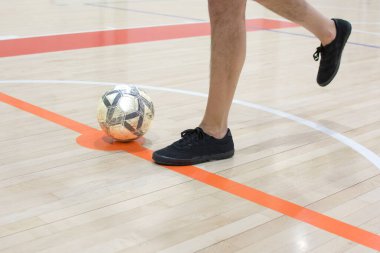 Futbolcu penaltı atıyor. Futbol topu tekmesi.