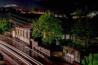 Gece şehri ve evlerin ışıkları. Ermenistan 'ın Goris kenti, Syunik bölgesi