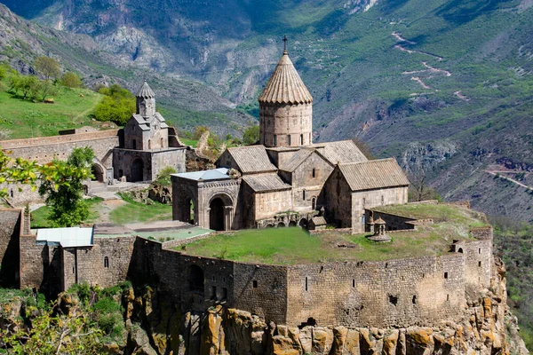 Doğadaki güzel kilise. Tatev Manastırı, Syunik bölgesindeki Ermeni Havari Kilisesi