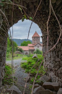 Eski taş tünel ve kilise. Manastır ve kemer