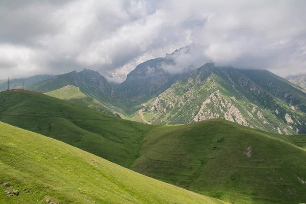 Yeşil Tarlalar Kayalık Dağlar Yüksek Dağları Olan Güzel Doğa — Stok fotoğraf
