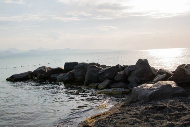 Gölde kocaman taşlar var. Göldeki doğal taş köprü.