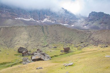 Rocky Dağı. Dağın tepesi bulutlarla kaplı.
