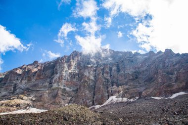 Rocky Dağı. Dağın tepesi bulutlarla kaplı.