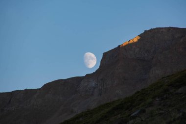 Ay ve dağ. Dolunay ve kaya