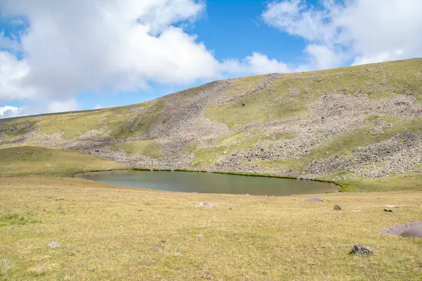 山顶上的小湖 清澈清澈的湖山 美丽的风景 有湖泊 田野和高山 — 图库照片