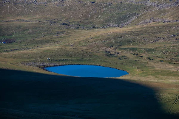 山顶上的小湖 清澈清澈的湖山 美丽的风景 有湖泊 田野和高山 — 图库照片