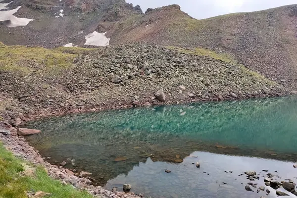Dağın Tepesinde Küçük Bir Göl Kristal Berrak Göl Dağ Göl — Stok fotoğraf