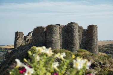 Eski bir kalenin kalıntıları. Eski bir kalenin giriş kapısı ve penceresi. Kale kuleleri ve duvarlar