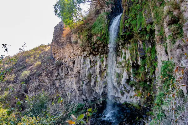高瀑布和岩石 瀑布是从高高的岩石上掉下来的 — 图库照片