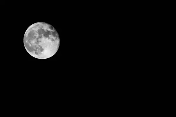 Valtava Kuu Yötaivaalla — kuvapankkivalokuva