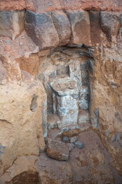 Büyük pencereli antik taş duvar