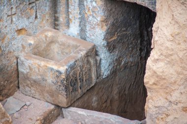 Ortaçağ yeraltı mezarı. Mezara giriş.