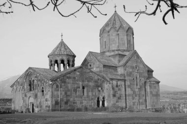 Köydeki kilise. Ermenistan 'daki kilise. Güzel mimarisi olan kilise, Hovhanavank manastırı.