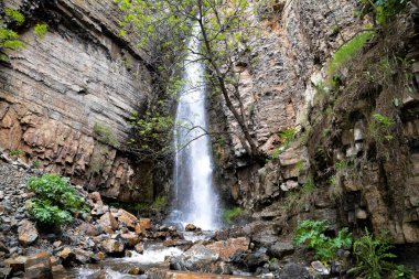 Dağlarda güzel bir şelale