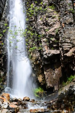Dağlarda şelale. Kayalık dağlar ve şelale