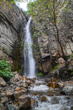 Dağlarda güzel bir şelale.