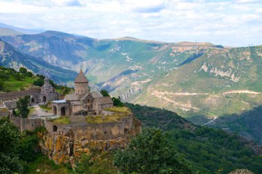 Dünyanın orta kesimindeki dağlarda bulunan Tatev Manastırı.
