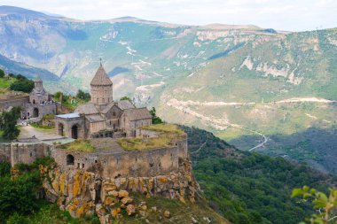 Dağlardaki kutsal üçlünün manastırı