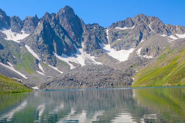 Sibirya, Rusya dağlarında göl