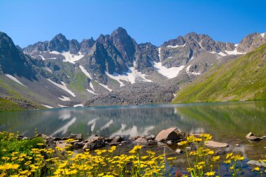 Dağlarda gölü olan güzel bir manzara.
