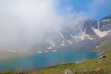 Dağları olan güzel bir göl.