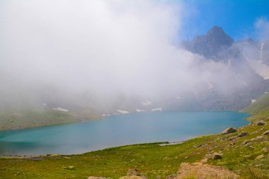 Dağlarda göl, güzel doğa.