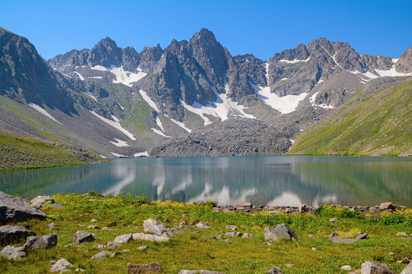 красивый пейзаж с озером и горами