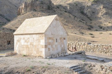 Ermeni Ermeni manastırının antik kalesi.