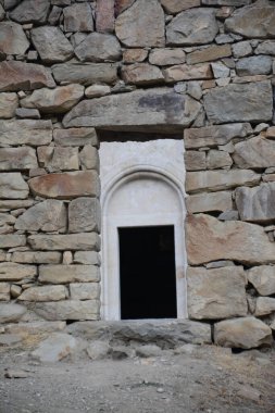 Pencereli taş bir duvar.