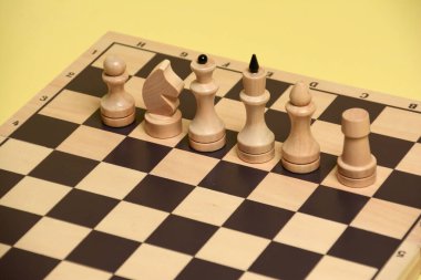 Beyaz tahtada satranç taşları.