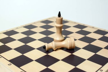 Beyaz arkaplanda satranç tahtası olan satranç oyunu