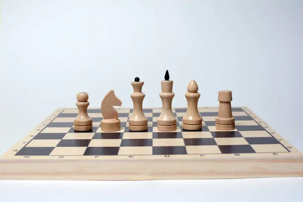 Beyaz arkaplanda satranç taşları