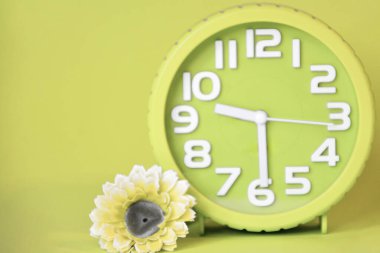 Yeşil yapraklı çalar saat..