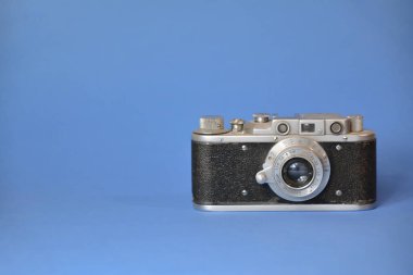 Beyaz arkaplanda izole edilmiş eski kamera.