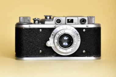 Beyaz arkaplanda retro vintage kamera, boşluğu kopyala