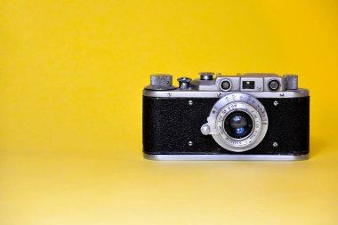 Sarı arkaplanda izole edilmiş klasik kamera