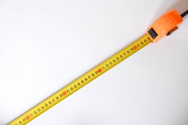 Beyaz arkaplandaki inşaat mezurası