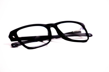 İzole edilmiş beyaz arkaplanda siyah gözlük
